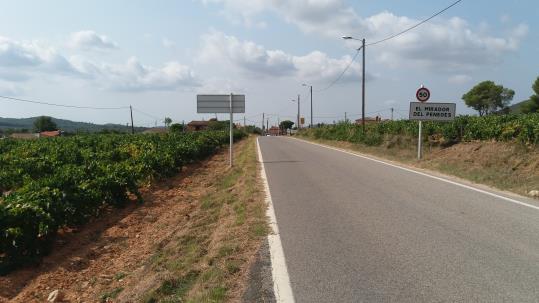 Pla general de la carretera TV-2401 a l'entrada al nucli del Mirador del Penedès, al municipi del Montmell. Diputació de Tarragona