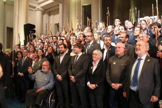 Pla general de la foto de família dels 200 alcaldes, el president Puigdemont i els consellers a Brussel·les, en l'acte del 7 de novembre . ACN