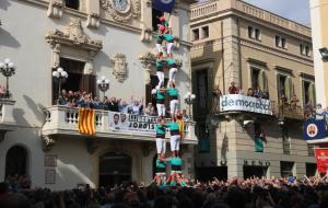 Pla general de la torre de 8 sense folre que els Castellers de Vilafranca han descarregat a la diada de Tots Sants de l'1 de novembre de 2017