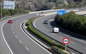 Pla general de l'autopista c-32 a l'altura de Cubelles, passant per sobre el riu Foix i prop de l'àrea de servei del Garraf