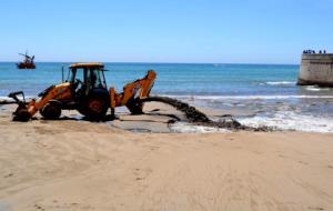 Pla general de les màquines fent l'aportació de sorra a la platja de Sant Sebastià de Sitges. Ajuntament de Sitges