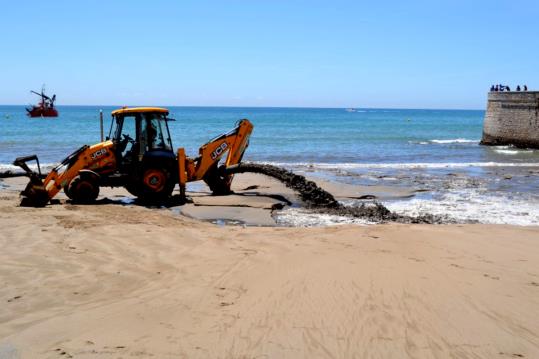 Pla general de les màquines fent l'aportació de sorra a la platja de Sant Sebastià de Sitges. Ajuntament de Sitges