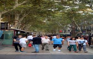 pla general de les Rambles de Barcelona amb ciutadans i turistes circulant pel tram central el 18 d'agost de 2017. ACN