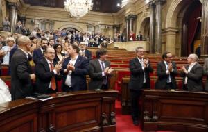 Pla general de l'hemicicle amb els diputats independentistes aplaudint dempeus i la meitat de l'hemicicle buit. ACN