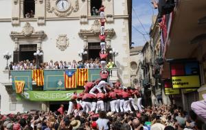 Pla general del 4 de 9 amb folre i agulla de la Colla Vella dels Xiquets de Valls descarregat a la diada de Sant Fèlix 2017