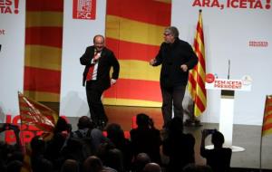 Pla general del candidat del PSC el 21-D, Miquel Iceta, ballant amb l'alcalde de Cornellà, Antoni Balmón. ACN