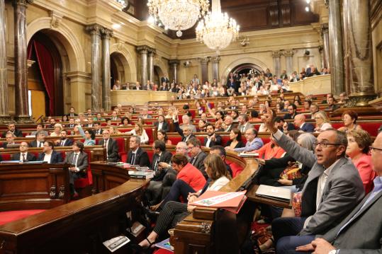 Pla general del ple del Parlament en el moment de votar la modificació de l'ordre del dia en la sessió del 6 de setembre de 2017. ACN