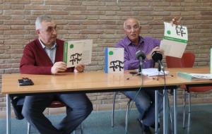 Pla general del president de la PVP, Fèlix Simon, mostrant el llibre 'El Penedès és vegueria', al costat de l'historiador Joan Solé Bordes. ACN