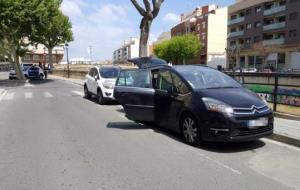 Pla general del vehicle acordonat pels Mossos d'Esquadra a la Riera de la Bisbal, al Vendrell. ACN