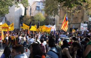 Pla general dels estudiants aquest dijous 26 d'octubre de 2017 a la Plaça de Sant Fèlix on ha acabat la manifestació. ACN