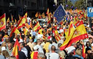 Pla general dels manifestants amb banderes espanyoles abans de començar la marxa pel centre de Barcelona. ACN