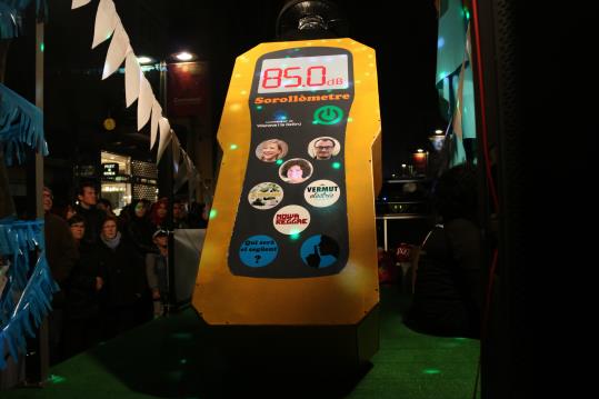 Pla general d'una carrossa de l'Arrivo de Vilanova amb un gran mesurador de so, fent sàtira de la polèmica dels festivals de música. ACN