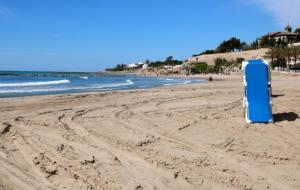 Pla general d'una platja de Vilanova i la Geltrú. Al fons, la platja de la República i el Xalet del Nin. ACN