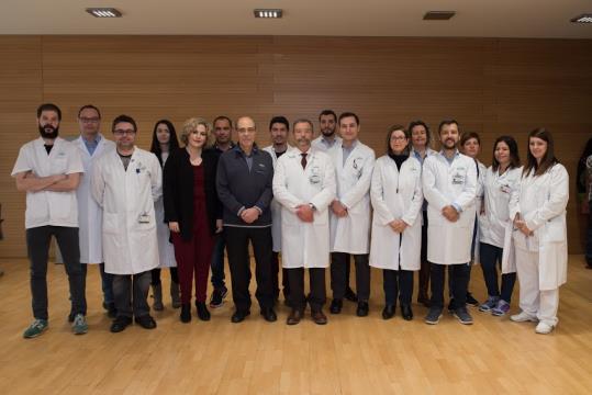 Pla general on es poden veure els investigadors de l'equip del doctor Miquel Navasa que han fet l'estudi sobre el transplantament hepàtic a l'Hospital