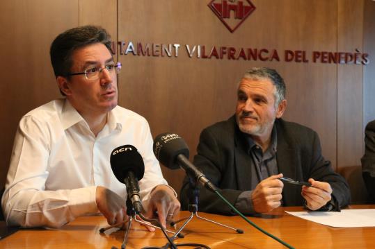 Pla mig de Francisco Romero, cap de files del PSC a Vilafranca, al costat de l'alcalde Pere Regull, en roda de premsa. ACN