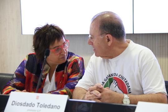 Pla mig de la consellera Dolors Bassa i el promotor de l'ILP, Diosdado Toledano, a la signatura de l'acord per a la renda garantida de ciutadania. ACN