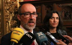 Pla mig de l'alcalde de Sitges, Miquel Forns, atenent els mitjans de comunicació acompanyat de la regidora Rosa Tubau. ACN