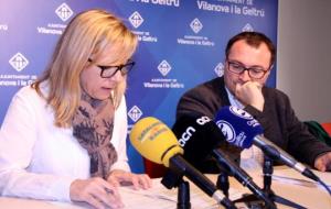 Pla mig de l'alcaldessa de Vilanova i la Geltrú, Neus Lloveras, i el portaveu del govern, Juan Luis Ruiz, en roda de premsa. ACN