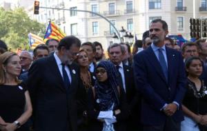 Pla mig de Rajoy i Felip VI a la capçalera de la manifestació contra el terrorisme del 26 d'agost de 2017. ACN / Elisenda Rosanas