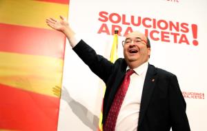 Pla mig del candidat del PSC el 21-D, Miquel Iceta, saludant abans d'un acte a Vilanova i la Geltrú 