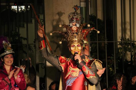 Pla mig del Carnestoltes de Sitges mostrant la vara de govern que acaba de prendre a l'alcalde. ACN