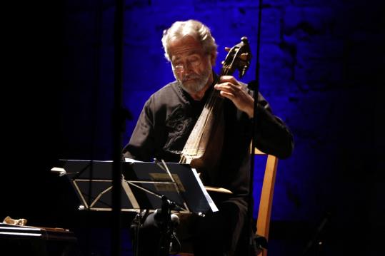 Pla mig del mestre Jordi Savall, durant el primer concert del V Festival de Música Antiga de Poblet, a la plaça de l'Església del monestir. ACN