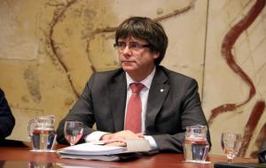Pla mig del president de la Generalitat, Carles Puigdemont, amb posat seriós a la taula del Consell Executiu del 24 d'octubre del 2017. ACN
