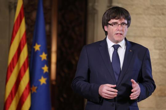 Pla mig del president de la Generalitat, Carles Puigdemont, pronunciant la declaració institucional en resposta al 155 el 21 d'octubre. ACN