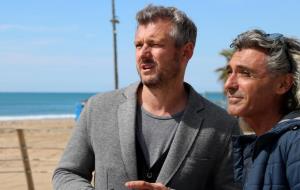 Pla mig del regidor Joan Giribet, acompanyat d'un tècnic municipal durant una visita a les platges de Vilanova
