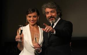 Pla mig dels actors Ricardo Darín i Michelle Jenner, amb una copa de cava, mirant a càmera, després de la presentació de l'anunci de Nadal de Freixene