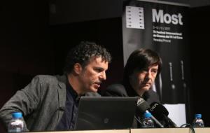 Pla mig dels directors del Most, Xavier Fornos i Manel Balaguer, durant la presentació de la setena edició, amb el cartell de fons. ACN