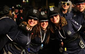 Pla mig d'un grup de noies disfressades de policia a l'Arrivo de Vilanova i la Geltrú