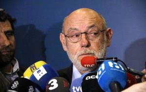 Pla mitjà curt del fiscal general de l'Estat José Manuel Maza atenent els mitjans abans d'una conferència a València. ACN