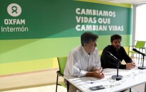 Pla mitjà del director general d'Intermón Oxfam, José María Vera, i del coautor de l'informe, Íñigo Macías, durant la roda de premsa. ACN