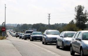 Pla obert de la cua de vehicles a l'N-340 al Francàs, al municipi del Vendrell. Imatge del 17 d'abril del 2017. ACN