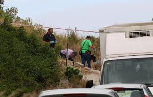 Pla obert de la unitat científica dels Mossos d'Esquadra recollint l'arma llarga que duia l'home detingut a la Muntanya de Mar de Canyelles. ACN