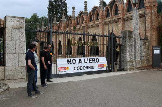 Pla obert de l'entrada principal a les caves Codorniu, on el comitè d'empresa hi ha situat momentàniament una pancarta de rebuig a l'ERO. ACN