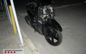 Pla obert de l'estat en què va quedar la motocicleta implicada en un accident de trànsit a la C-31 a Cubelles l'11 de novembre de 2017. Mossos d'Esqua