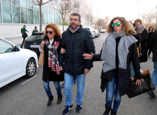 Pla obert de l'exdirigent de CDC Francesc Sánchez sortint en llibertat de la comandància de la Guàrdia Civil de Tarragona, acompanyat d'uns familiars.