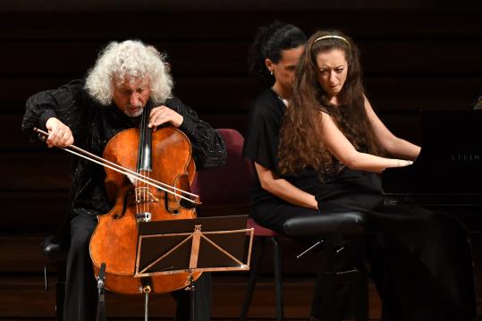 Pla obert de Mischa Maisky i Lily Maisky en plena actuació al Palau de la Música, durant el primer Concert Pau Casals. ACN