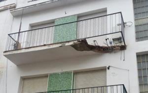 Pla obert del balcó parcialment esfondrat a Sitges arran dels aiguats del 18 d'octubre . Ajuntament de Sitges