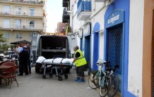 Pla obert del moment en què s'emporten el cadàver de l'home mort al bar 'El sindicat' de Vilanova i la Geltrú. 29 de juny de 2017. ACN