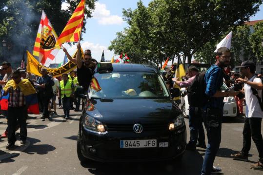 Pla obert d'un taxi de Barcelona amb manifestants que han participat a la protesta contra plataformes com Uber i Cabify. ACN