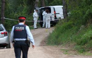 Pla obert d'un vehicle dels Mossos d'Esquadra davant la cinta policial que delimita el camí on s'ha trobat un cos calcinat, prop del Pantà de Foix. AC