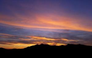 Posta de sol plena de colors d'avui, 27 de novembre, desde Viladellops, Olèrdola. Francisco Lorenzo