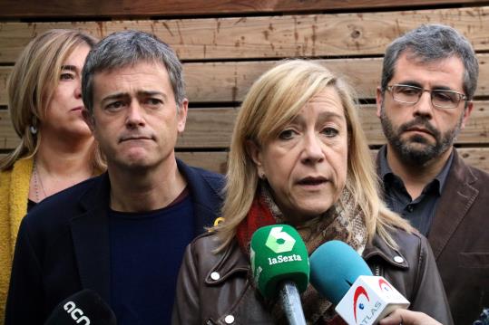 Primer pla de la presidenta de l'AMI, Neus Lloveras, acompanyada dels vicepresidents de l'associació, al Vendrell. ACN