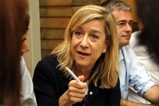 Primer pla de Neus Lloveras, presidenta de l’AMI, durant la reunió extraordinària de l’executiva de l’associació, aquest dijous a Barcelona. ACN