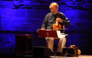 Primer pla del mestre Jordi Savall tocant la viola en el concert 'Orient-Occident' del IV Festival de Música Antiga de Poblet. ACN