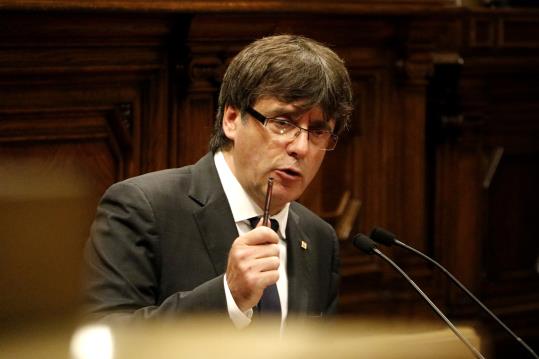 Primer pla del president de la Generalitat, Carles Puigdemont, a la tribuna del Parlament, durant el ple del 26 de juliol de 2017. ACN