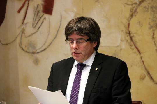 Primer pla del president de la Generalitat, Carles Puigdemont, llegint un informe al Consell Executiu del 17 d'octubre del 2017. ACN